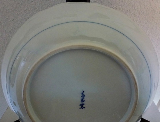 Image 1 of Andrea By Sadek blu-bianco, pavone su un albero, piatto piano.