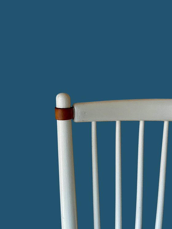 Image 1 of Sedia a dondolo scandinava: bianca con lana grigia