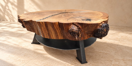Tavolino da caffè in rovere massello: pezzo unico realizzato in legno massello con resina epossidica. (photo 3 of 5)