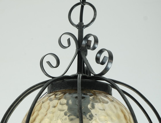 Image 1 of Exceptionnelle suspension en verre ambré des années 1970 avec structure en fer