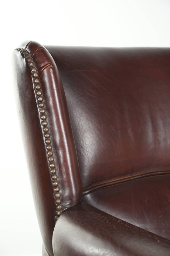 Image 1 of Splendida poltrona vintage in pelle di pecora con schienale alto, dalle dimensioni belle e discrete.