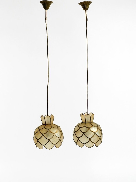 Image 1 of Zwei sehr elegante, atemberaubend schöne Pendelleuchten im Mid-Century-Modern-Stil aus Capiz-Muscheln