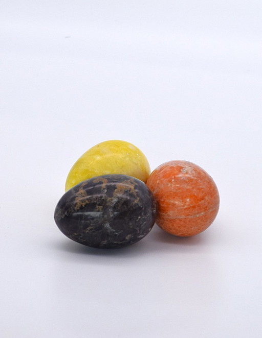 Ensemble de trois œufs anciens en marbre