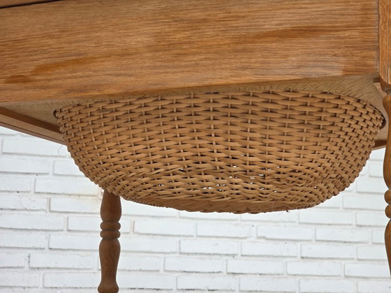 Anni '70, Tavolino scandinavo con cassetti, legno massello di rovere, rattan. – Tavolini (photo 7 of 21)