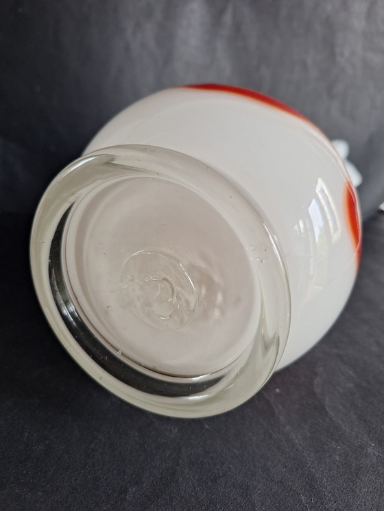 Image 1 of Grand vase en cristal Simais dans une forme d'art libre soufflé à la bouche et formé à la main. Verre de lait aux accents orangé