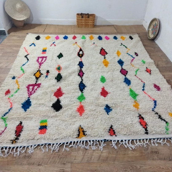 Image 1 of Azilal-Wollteppich, farbenfroh – Naturfarbene Regenbogenwolle, handgewebt (250×230 cm)