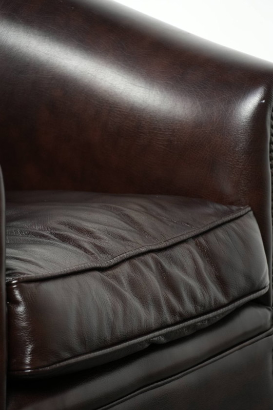 Image 1 of Club-Sessel aus dunklem Kuhfell mit zeitlosem und stilvollem Design im englischen Stil