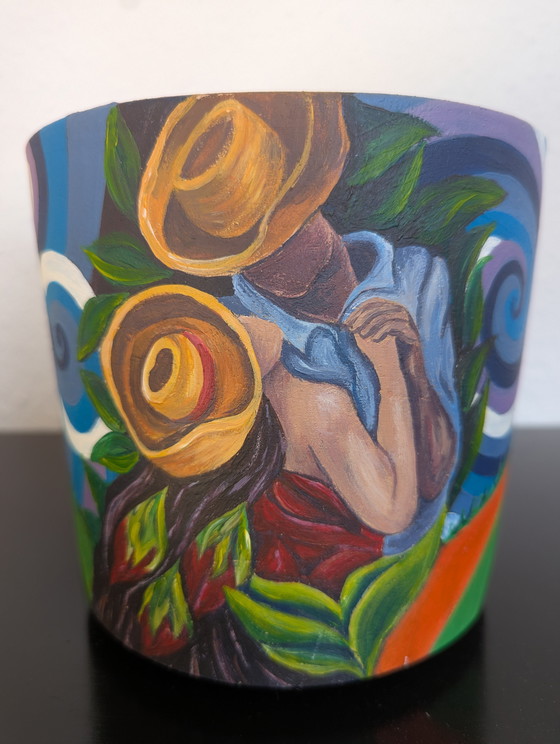 Image 1 of Nieuw artistiek origineel: Handbeschilderde bloempot met een verliefd stel, in Spaanse stijl.