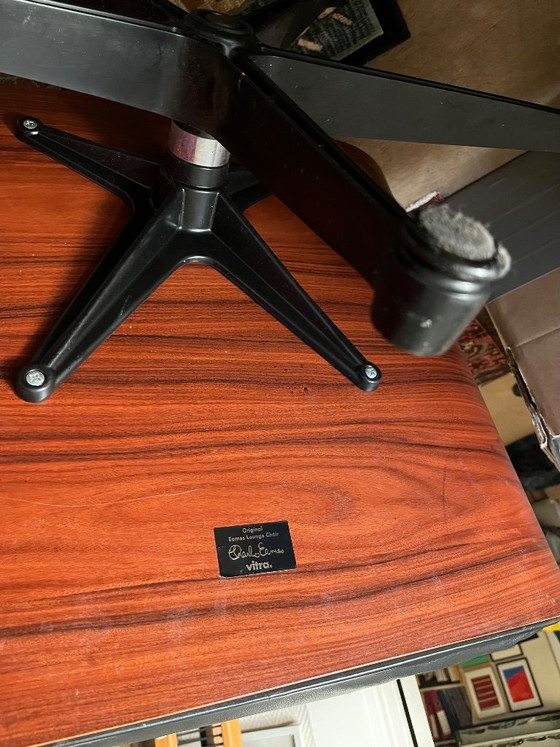 Image 1 of Fauteuil Eames lounge chair en cuir noir origineel Vitra met poef, bois palissandre