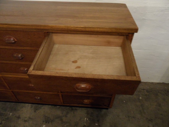 Image 1 of Vintage eiken winkelkast met lades