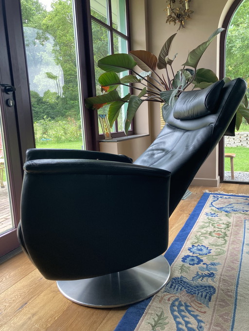 Prominent relax/turn armchair