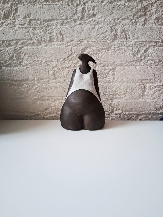 Image 1 of Mooi keramiek beeld van een zwangere vrouw. Kleur is bruin,creme. Kunstenaar is niet bekend,signatuur aanwezig