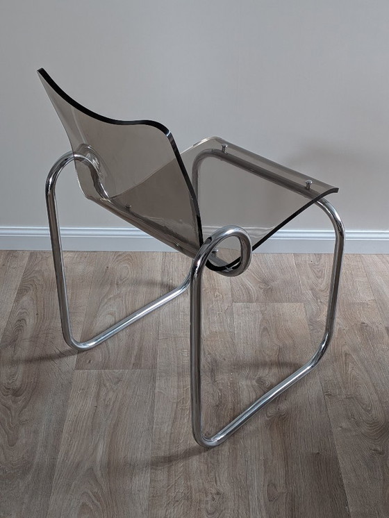 Image 1 of Chaise cantilever vintage moderne du milieu du siècle en chrome et acrylique fumé