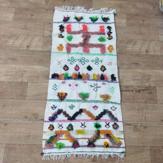 Image 1 of Mehrfarbiger Azilal-Teppich – getuftete Berbermuster / Mehrfarbiger Azilal-Teppich (142×68 cm)