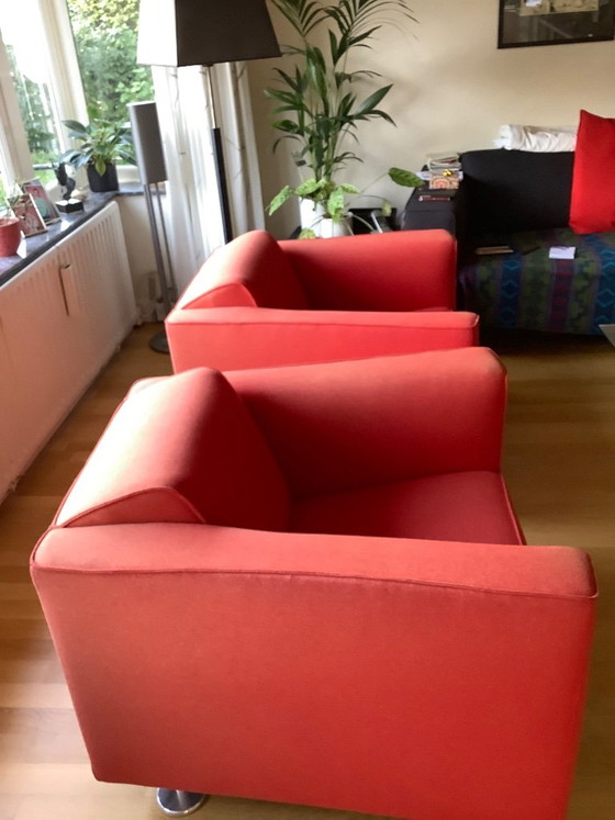 2 rote Sessel von roderick vos, Design on Stock, Stoff (Foto 3 von 16)
