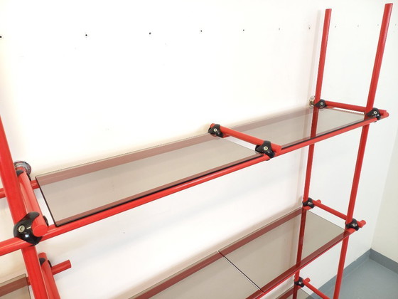 Image 1 of Vintage Italiaanse Bauhaus-boekenkast van rood metaal en rookglas uit de jaren 70.