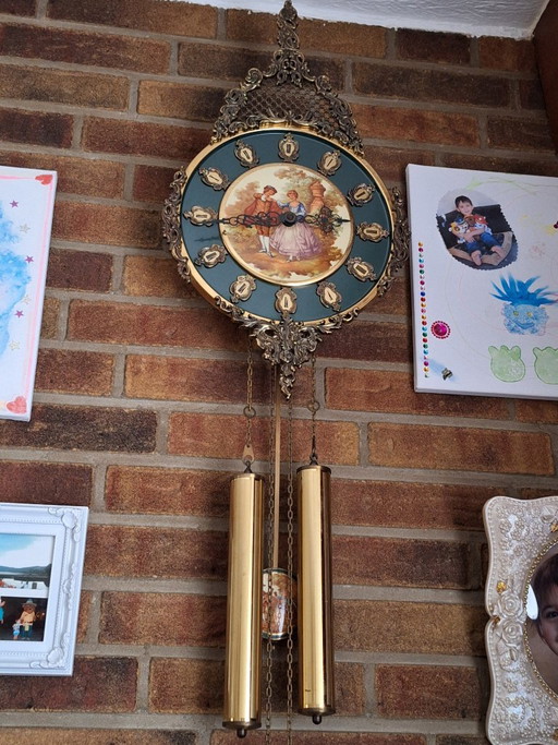 Wanduhr mit Pendel und Gewichten, grün und goldfarben