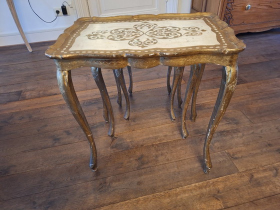 Image 1 of Vintage Florentijnse bijzettafels set van 3 goud en crème Italiaans Hollywood Regency-meubilair