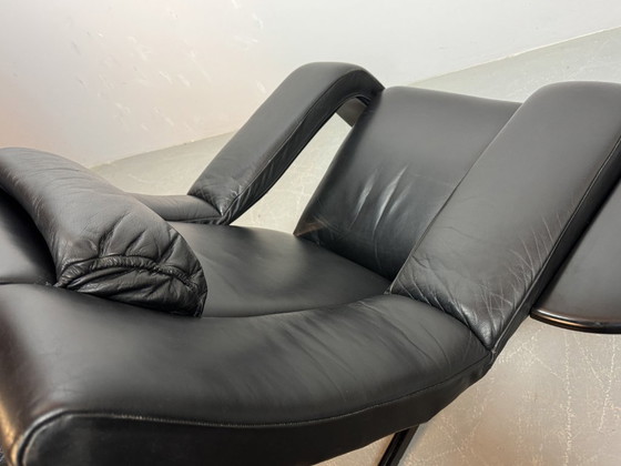 Image 1 of Skandinavisches Mid-Century-Design: Lounge-Sessel „Move“ aus schwarzem Leder mit passendem Hocker.