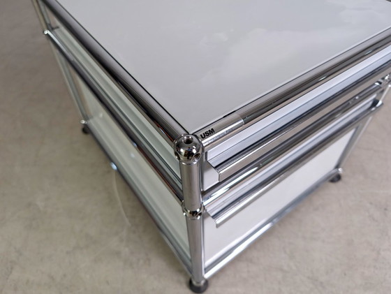 Image 1 of Conteneur de bureau USM Haller, armoire de bureau design blanche, petit modèle Fritz