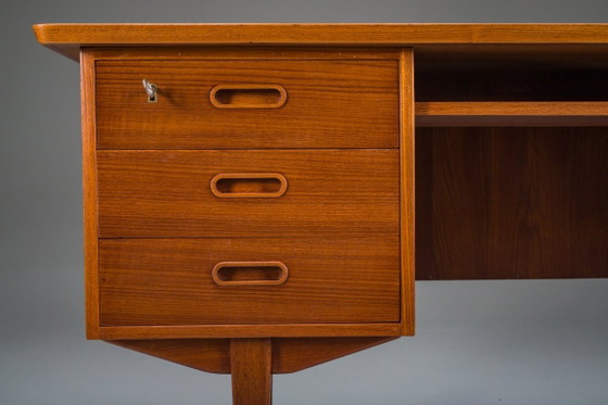 Image 1 of Freistehender dänischer Teak-Schreibtisch aus der Mitte des 20. Jahrhunderts mit erhöhter Kante, 1960er Jahre
