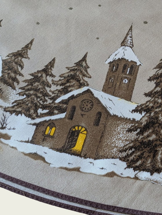 Image 1 of Große Vintage Weihnachts-Tischdecke – 70er/80er Jahre, 100% Baumwolle, Beige mit verschneitem Dorfmotiv