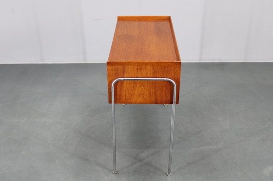 Image 1 of 1960er Jahre Dänischer Teak Regalschrank mit verchromten Beinen