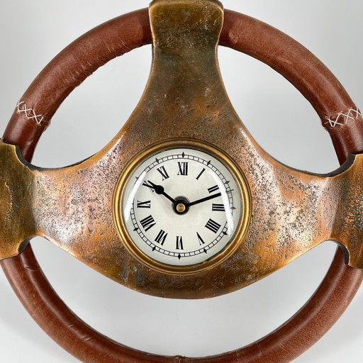 Reloj de mesa escultórico con forma de volante, fabricado en metal patinado – Automobilia Vintage
