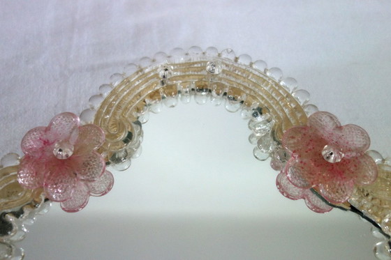 Image 1 of Specchio veneziano, in vetro soffiato di Murano, con motivi floreali e perline