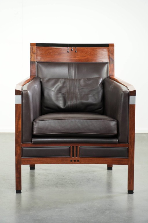 Luxe Schuitema Art Deco design set bestaande uit een fauteuil en hocker uit de Decoforma serie in chocolade bruin rundleer