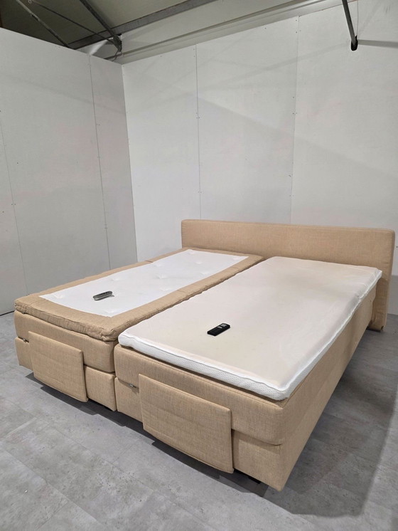 Image 1 of Auping Kiruna, Luxe Boxspring, volledig Electrisch , wireless bedieningen, 2-motorig, incl nette Auping matrassen +toppers