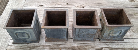 4 französische quadratische Pflanzkübel aus Gusseisen mit schöner Patina – Cast Iron (photo 2 of 6)