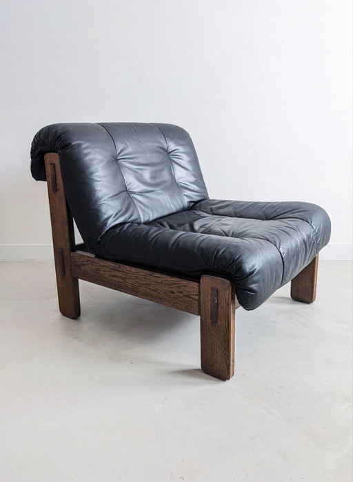Poltrona lounge brutalista in pelle nera