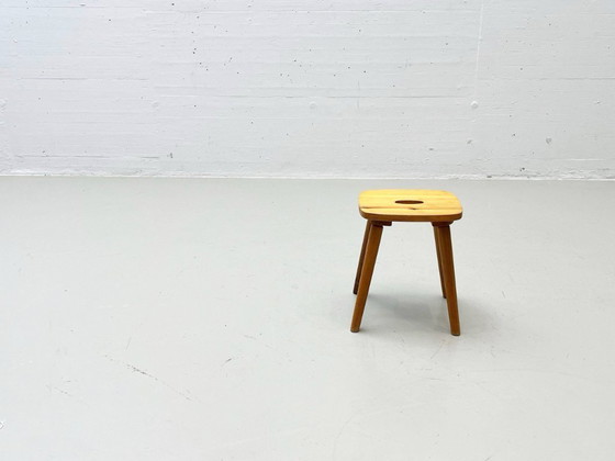 Image 1 of Zwitserse houten vierpootkruk gemaakt van dennenhout