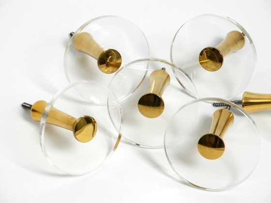 Image 1 of 1970er-Jahre-Set mit 6 Kleiderhaken aus Messing und Plexiglas von den Vereinigten Werkstätten