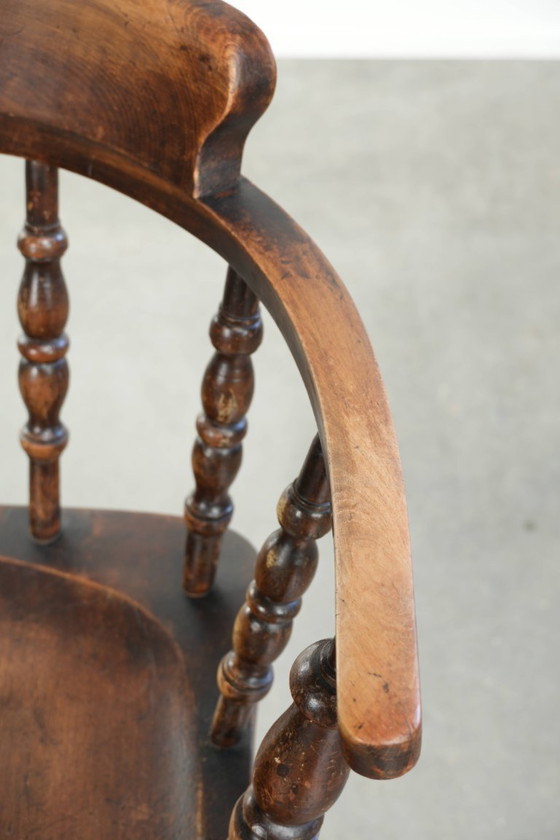 Image 1 of Houten Engelse antieke pub/ captain chair uit eind 19e eeuw met karakter en een prachtige kleurstelling