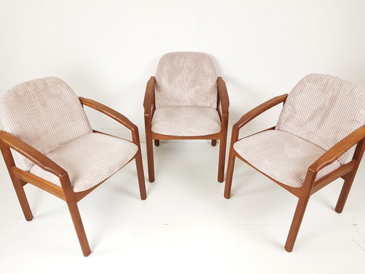 3 vintage teakhouten Deense stoelen nieuw gestoffeerd roze rib