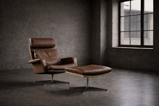 Image 1 of Fauteuil pivotant et repose-pieds en cuir marron, style danois moderne vintage, années 1970, ensemble de 2