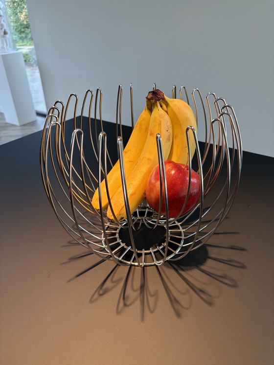 Image 1 of Cesta de fruta de diseño fabricada en acero inoxidable.