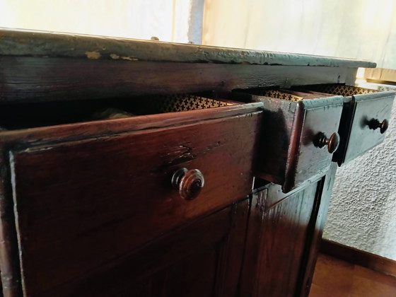 Buffet bas Madia du 19e siècle en Noyer Massif avec 3 Tiroirs et Compartiment 2 Portes – Metal, Paper (photo 5 of 6)