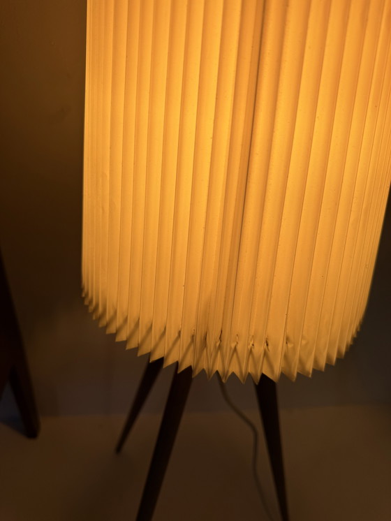Image 1 of Vintage teakhouten tripod vloerlamp met plussékap ‘60