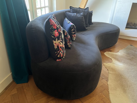 Image 1 of Zwarte velours gebogen sofa