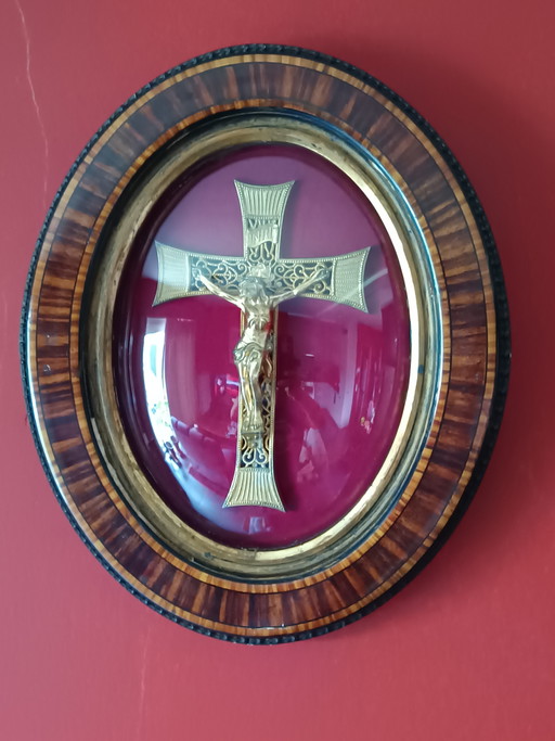 Crucifix religieux ancien du 19e siècle sous verre bombé - Laiton et Velours - 40cm