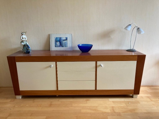 Credenza in legno di ciliegio con frontali laccati color avorio. – dressoirs, Wood (photo 2 of 5)