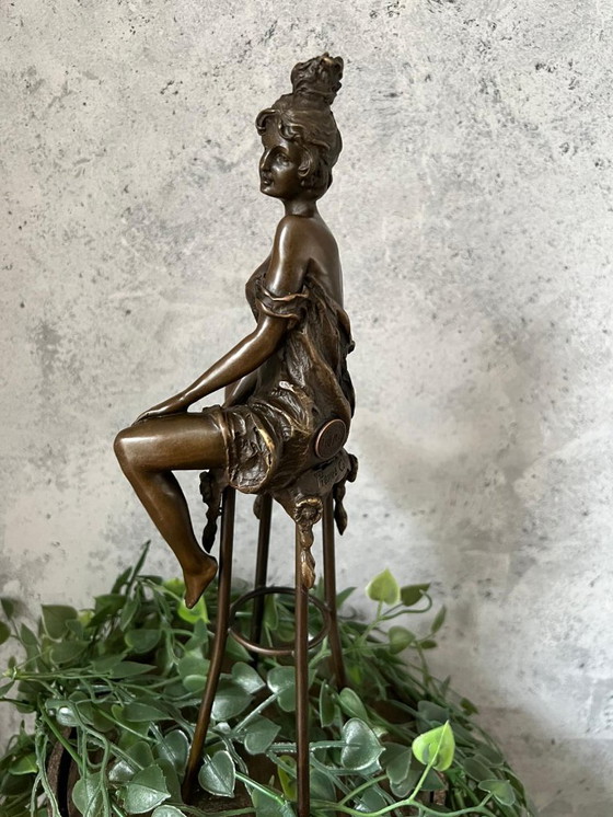 Image 1 of Statua di bronzo donna su sgabello