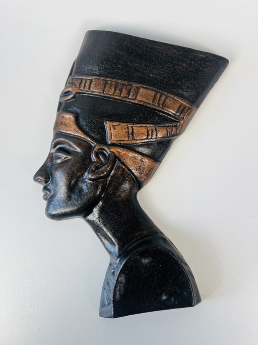 Relieve de Nefertiti en metal fundido