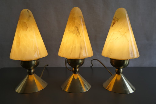 Trois lampes de table Art Déco de caractère, coniques, en laiton et verre marbré