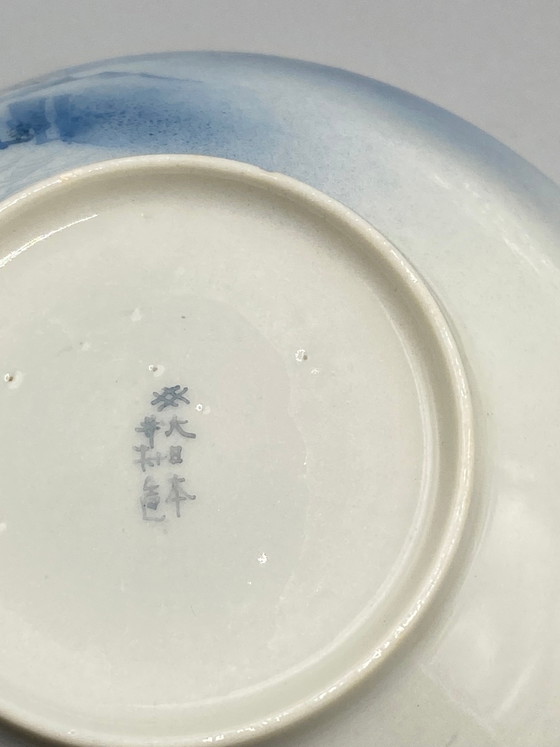 Ensemble de quatre tasses et soucoupes en porcelaine japonaise – paysage bleu et blanc – ère Meiji (photo 8 of 8)