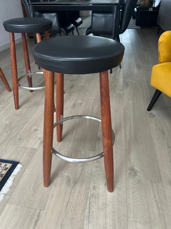 Image 1 of Carl Hanson & Son 3x tabourets de bar en noyer avec assise en cuir