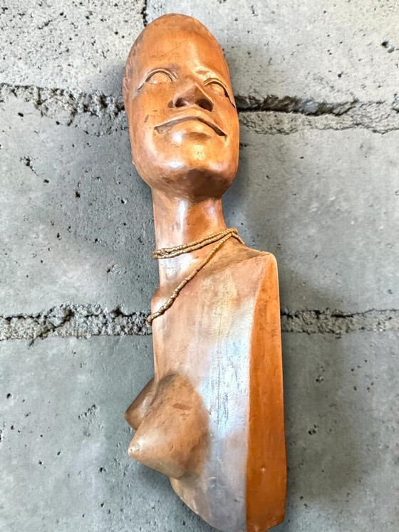 Image 1 of Wunderschöne, große, handgeschnitzte Holzbüste einer weiblichen Figur im afrikanischen Stil, aus der Zeit um 1960.